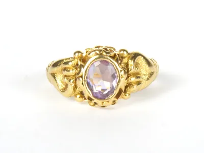 Fede-Ring, Gold mit Amethyst, von vorne