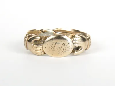 Gimmel-Ring, gold, von vorne mit Plakette und Initialen