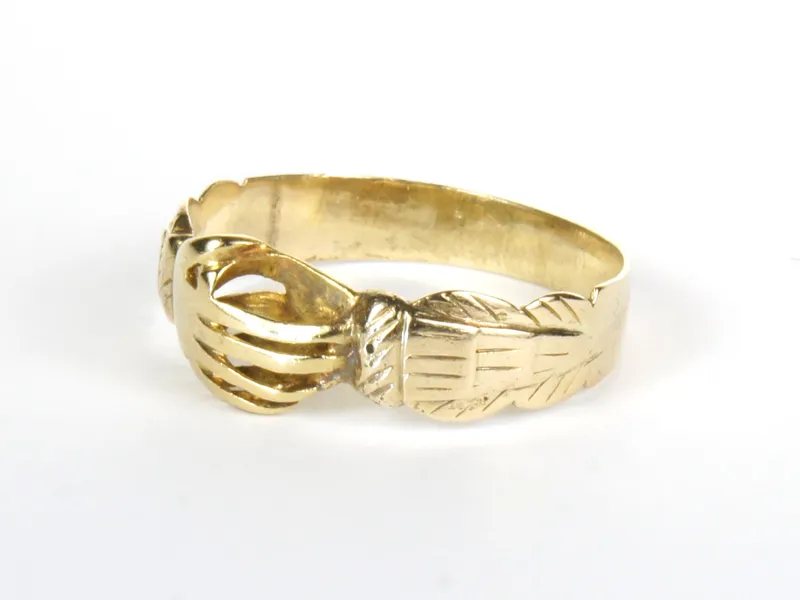 Fede-Ring, gold, schräge Ansicht von vorne