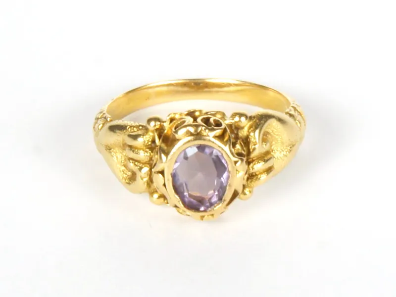Fede-Ring, Gold mit Amethyst, schräge Ansicht von vorne
