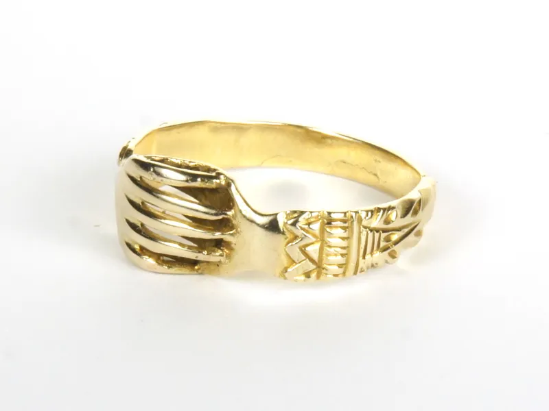 Fede-Ring, gold, schräge Ansicht von vorne