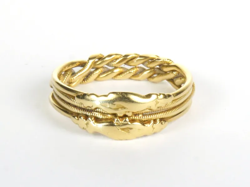 Gimmel-Ring, gold, schräge Ansicht von vorne