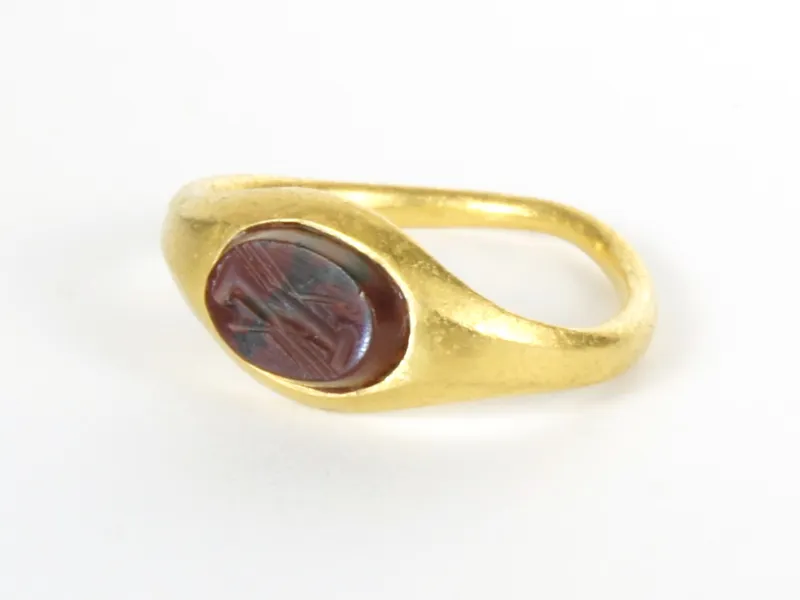 Fede-Ring, Gold mit Karneol-Intaglio, schräge Ansicht von oben