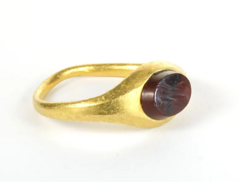 Fede-Ring, Gold mit Karneol-Intaglio, Seitenansicht