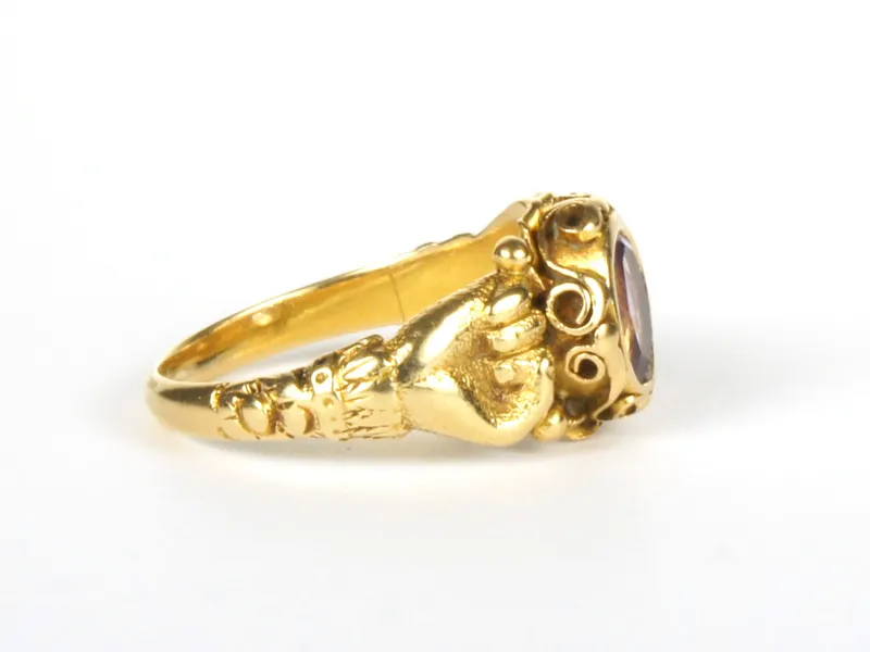 Fede-Ring, Gold mit Amethyst, Seitenansicht mit Handdetail