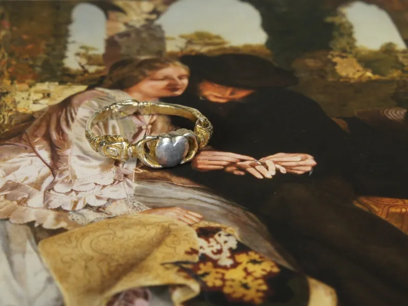 Fede-Ring, Silber und Gold, stilisierte Aufnahme mit historischem Gemälde