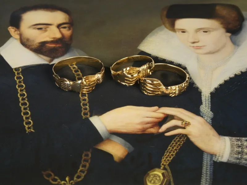 Fede-Ring, gold, stilisierte Aufnahme mit historischem Ehepaar-Portrait