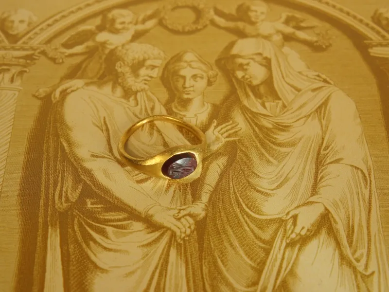 Fede-Ring, Gold mit Karneol-Intaglio, stilisierte Aufnahme mit antikem Motiv