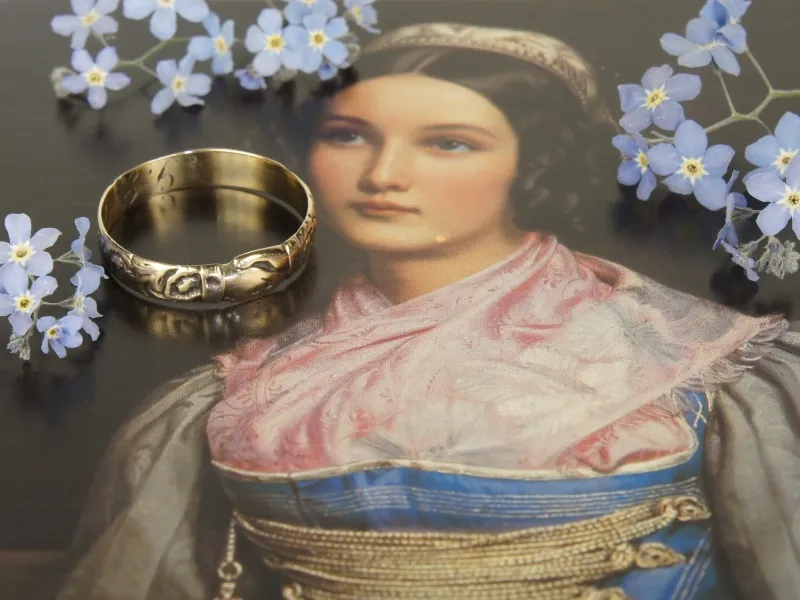 Fede-Ring, gold, stilisierte Aufnahme mit Blüten