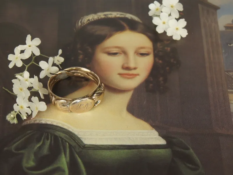 Gimmel-Ring, gold, stilisierte Aufnahme mit Blüten