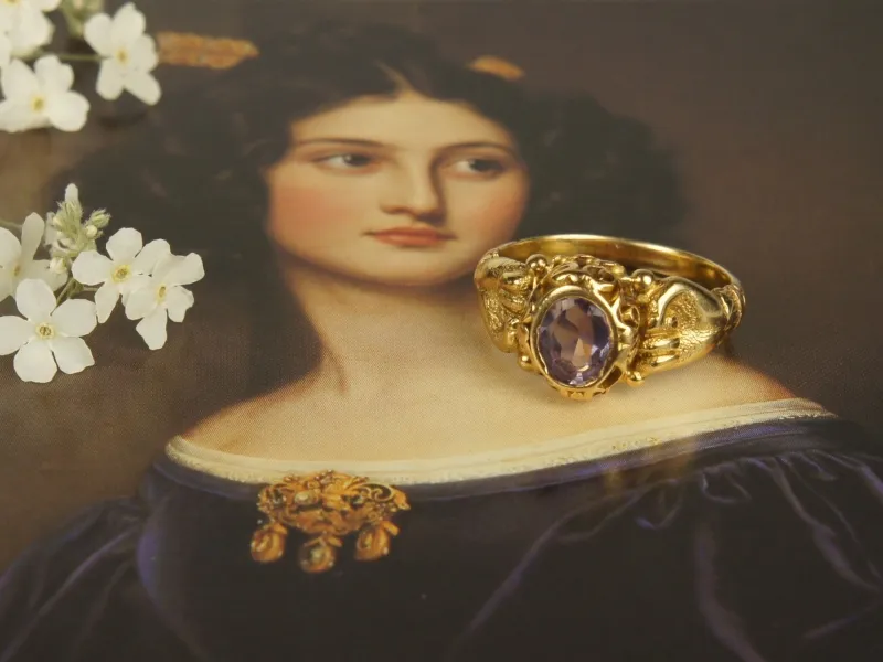 Fede-Ring, Gold mit Amethyst, stilisierte Aufnahme mit Blüten