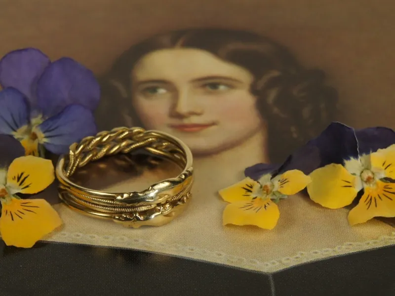 Gimmel-Ring, gold, stilisierte Aufnahme mit Blüten
