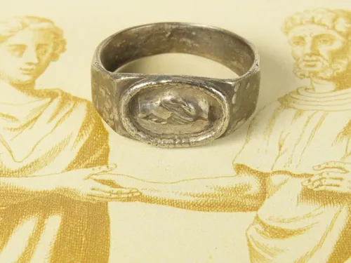 Römischer Ring, 3. Jh. n. Chr., Silber, mit stilisierten ineinanderliegenden Händen