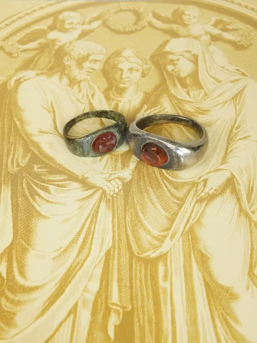 Zwei römische Ringe mit Karneol-Intaglio, Bronze und Silber, ca. 2. Jh. n. Chr.