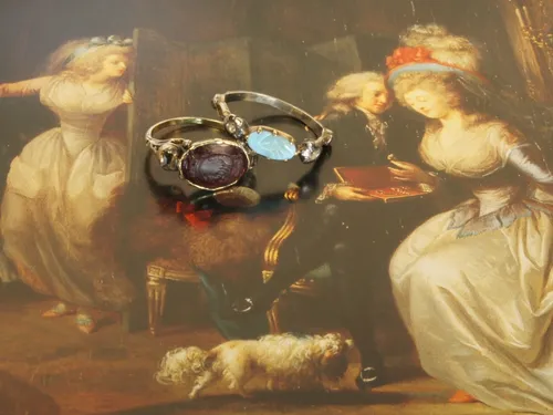 Zwei Rokoko-Fede-Ringe, um 1750, mit Granat-Kamee und Glasstein