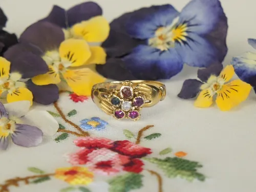 Englischer REGARD-Akronym-Fede-Ring, um 1820, mit bunten Edelsteinen